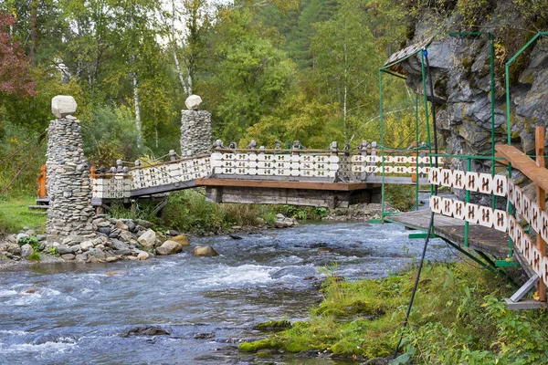 Ponte romântica sobre o córrego no jardim — Fotografia de Stock