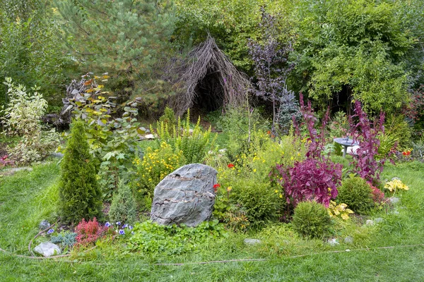 Angolo decorativo ben curato del giardino — Foto Stock