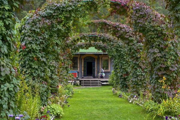 Arcos decorativos en un hermoso jardín —  Fotos de Stock