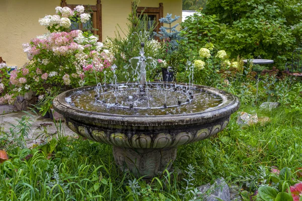 Haus mit Brunnen im schönen Garten — Stockfoto