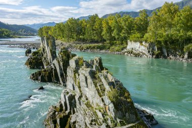 Katun nehrinde ejderha dişleri denilen kayalar
