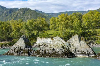 Katun nehrinde ejderha dişleri denilen kayalar,