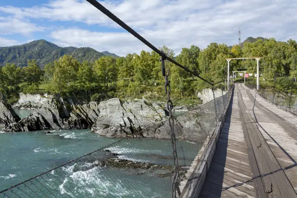 Suspension bridge over the Katun river in the village of Elekmo — Stock Photo, Image