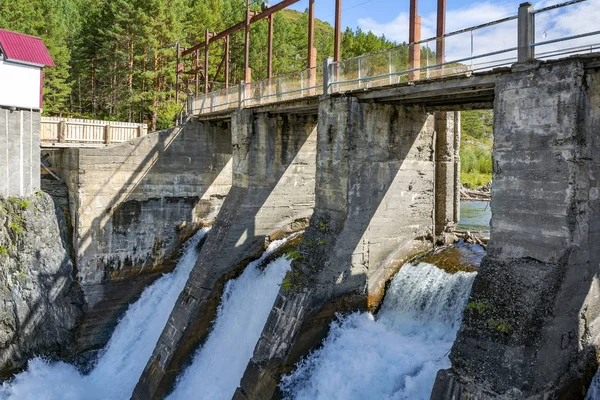 The dam of the Chemal hydroelectric power station — Stock Photo, Image