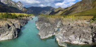  Oroktoisky köprüsü ile Katun Nehri'nin panoramik görünümü