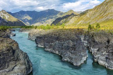 Oroktoisky köprüsü ile Katun nehri görünümü