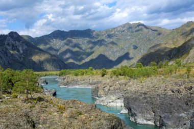 Oroktoisky köprüsü ile Katun nehri görünümü