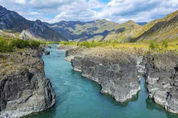 Oroktoisky köprüsü ile Katun nehri görünümü