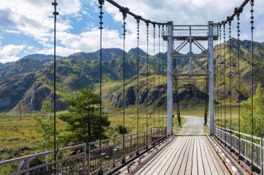  Katun nehri üzerinde Oroktoisky köprüsü
