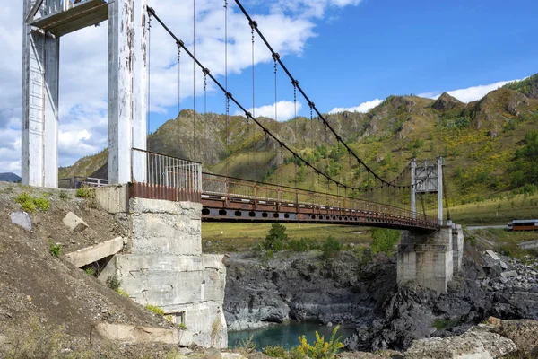 Puente Oroktoisky sobre el río Katun — Foto de Stock