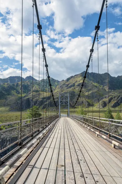  Katun nehri üzerinde Oroktoisky köprüsü