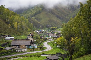 Sarasa nehri üzerindeki Komar köyü, Altay bölgesi