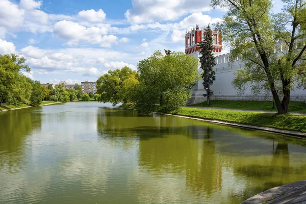 Vista da ponte entre lagos Novodevichy grandes e pequenos — Fotografia de Stock