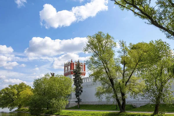 Widok z mostu pomiędzy dużymi i małymi jeziorka Novodevichy — Zdjęcie stockowe