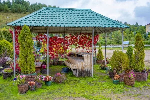 Beautifully decorated corner of the garden — Stock Photo, Image