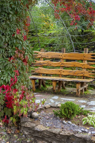 Posto romantico in un bellissimo giardino — Foto Stock