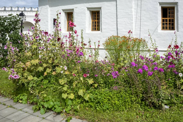 Jardín de flores cerca de la cámara de canto en la virgen Novodevichy —  Fotos de Stock