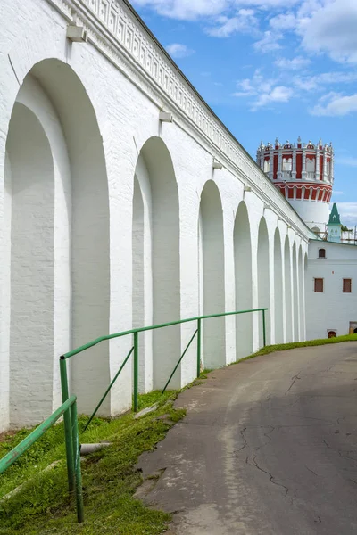 Ściana Novodevichy Bogoroditse-Smolensky klasztor i NAP — Zdjęcie stockowe