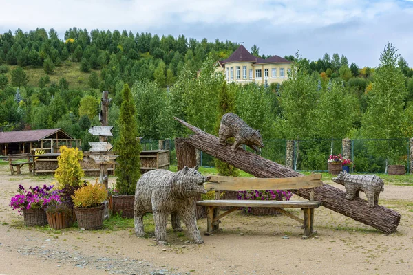 Dekorativa, ursprungligen inredda hörnet av trädgården — Stockfoto