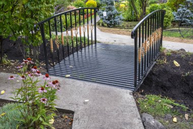 Botanik bahçesinin girişindeki dekoratif köprü.