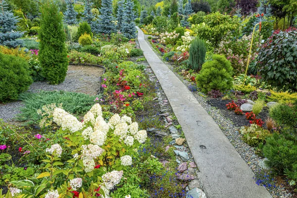 Bahçenin bakımlı dekoratif köşesi — Stok fotoğraf