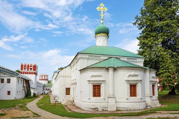 Utsikt över södra väggen av klostret Novodevichy med Set — Stockfoto