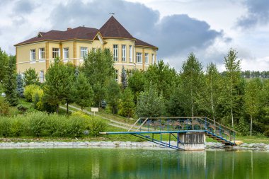 Botanik bahçesindeki gölet Altai Tepesi