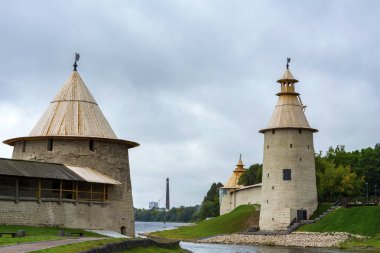 Pskov Krom ve Roundabout şehrinin kuleleri Psk 'ın ağzında