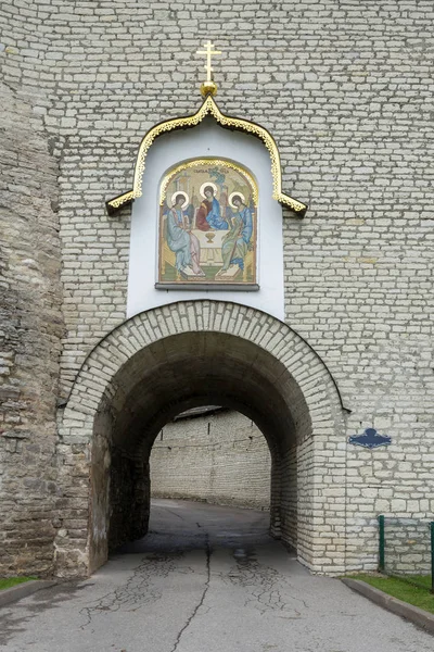 Mosaic icon of the Holy Trinity over the Great gate of Pskov Kro — Stock Photo, Image