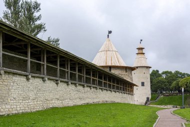 Pskov, Curtin Kulesi Kutekroma Düz Kulesi ve Yüksek Kule