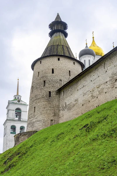 Pskov, Střední věž Pskova Krom — Stock fotografie