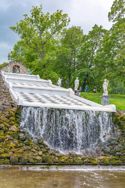 Peterhof Rusland Augustus 2019 Drakenwaterval Schaakberg Het Lower Park Peterhof — Stockfoto