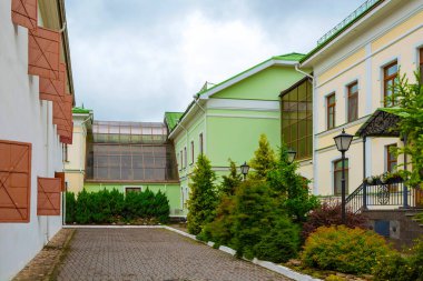 Pskov, Rusya - 9 Ağustos 2019: Şehrin tarihi bölümü, modern tarzda restore edildi, Pskov, Rusya