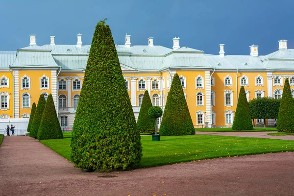 Peterhof Rosja Sierpnia 2019 Widok Wielki Pałac Górnego Ogrodu Słynne — Zdjęcie stockowe