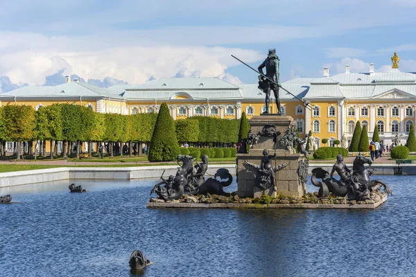 2019年8月15日俄罗斯彼得霍夫 从俄罗斯圣彼得堡的上花园俯瞰大殿 — 图库照片