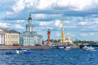 Peterhof, Rusya-15 Ağustos 2019: Neva nehri Amiralteyskaya seti, Peterhof, Saint Petersburg, Rusya