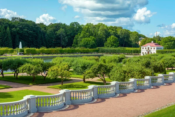 2019年8月15日 彼得霍夫 维纳斯花园和马利宫景观 风景如画的公园景观 彼得霍夫 圣彼得堡 — 图库照片