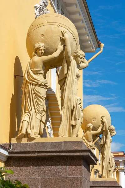 Saint Pétersbourg Sculpture Nymphes Portant Globe Sur Façade Bâtiment Historique — Photo