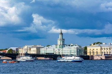 Saint Petersburg, Vasilievsky Adası 'nın üniversite setinin panoramik manzarası, tipik Peter manzarası.