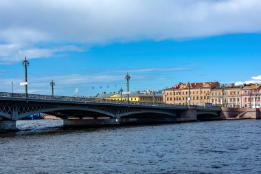Saint-Petersburg, Blagoveshchensky köprüsü Neva nehri üzerinde, güzel bir yaz gününde.