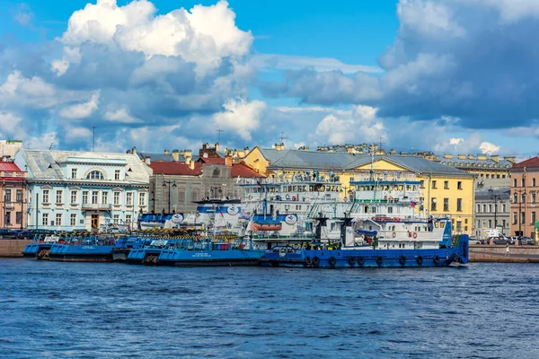 São Petersburgo Rússia Agosto 2019 Embarcações Cais Aterro Tenente Schmidt — Fotografia de Stock