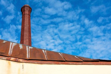 Aziz Petersburg, eski kazan dairesinin borusu Obvodny Kanalı 'nın setindeki eski bir evde.