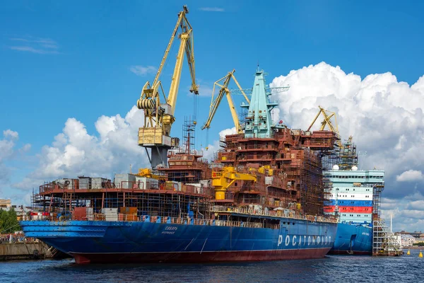 Saint Petersburg, Rusya-16 Ağustos 2019: İnşaat altında nükleer buz kırıcılar 