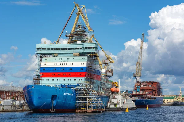 Saint Petersburg, Rusya-16 Ağustos 2019: Baltık Santrali, Saint Petersburg, Russi 'de inşa edilen nükleer buz kırıcı 