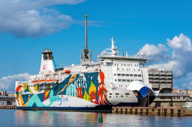 Saint Petersburg, Rusya-16 Ağustos 2019: Yolcu vapuru Saint Petersburg, Russi rıhtımından kalkıyor.