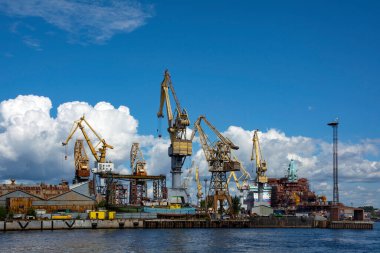 Saint Petersburg, Bolshaya Neva nehrinin ağzındaki sanayi bölgesi manzarası.,