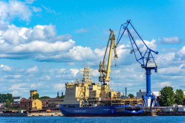 Saint Petersburg, Rusya-16 Ağustos 2019: Saint Petersburg, Russi 'deki Deniz Kuvvetleri tersanesinin tamamlama duvarında dizel buz kırıcı 
