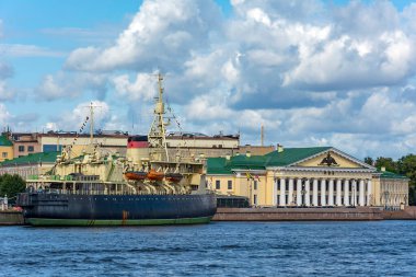 Saint Petersburg, Vasilievsky Adası 'ndaki Teğmen Schmidt seti manzaralı.