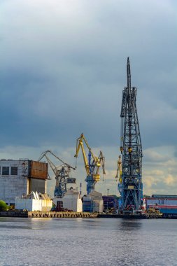 Saint Petersburg, Neva nehrinin ağzındaki sanayi bölgesinde yüzen bir vinç.