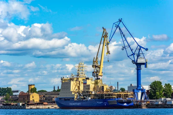 Saint Petersburg, Rusya-16 Ağustos 2019: Saint Petersburg, Russi 'deki Deniz Kuvvetleri tersanesinin tamamlama duvarında dizel buz kırıcı 